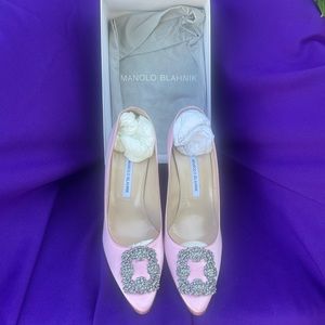MANOLO BLAHNIK HANGISI 90 LIGHT PINK SATIN JEWEL BUCKLE PUMPS EU41 SIZE 10